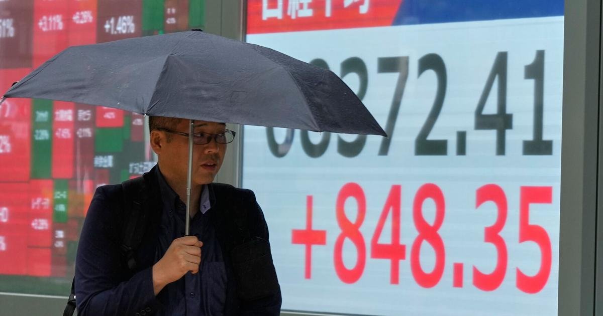 us-stocks-tick-toward-records-as-oil-prices-drop-and-inflation-gets-less-bad