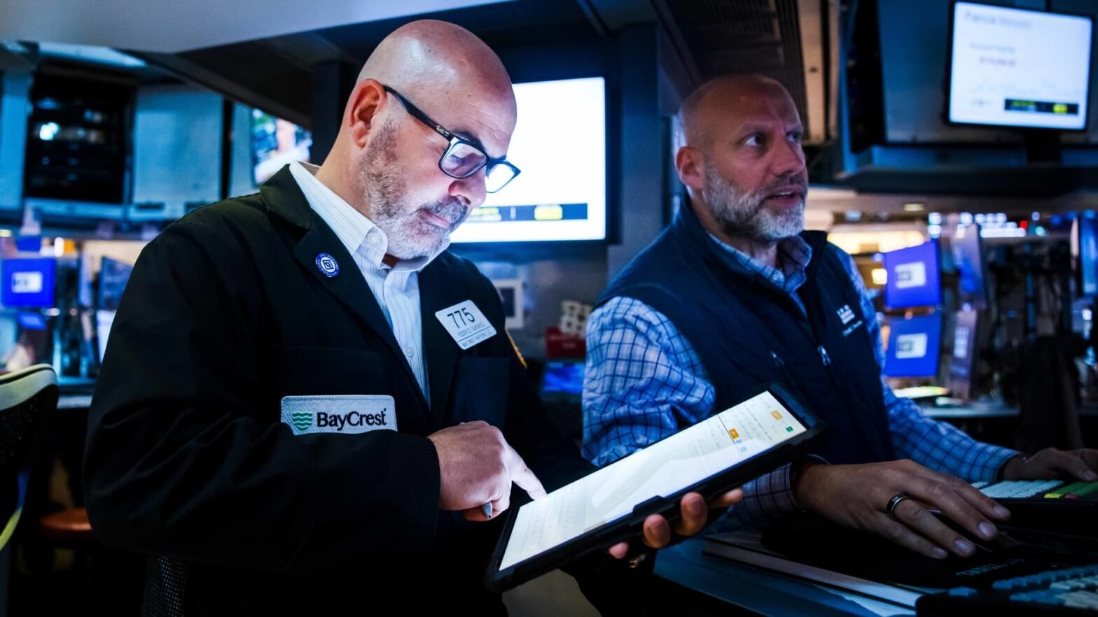 stock-futures-are-little-changed-after-s&p-500-sets-record-above-7,800,-heads-for-winning-week:-live-updates