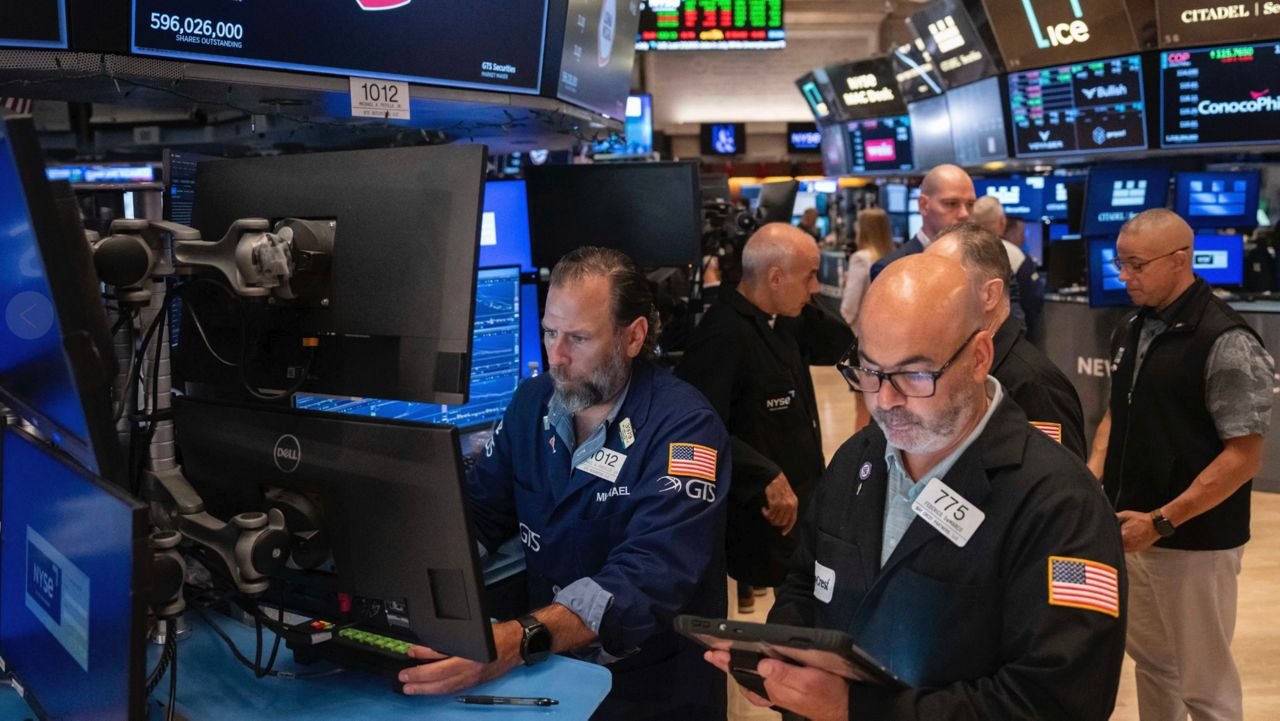 us.-stocks-rise-to-a-record-as-oil-prices-drop-and-inflation-gets-less-bad