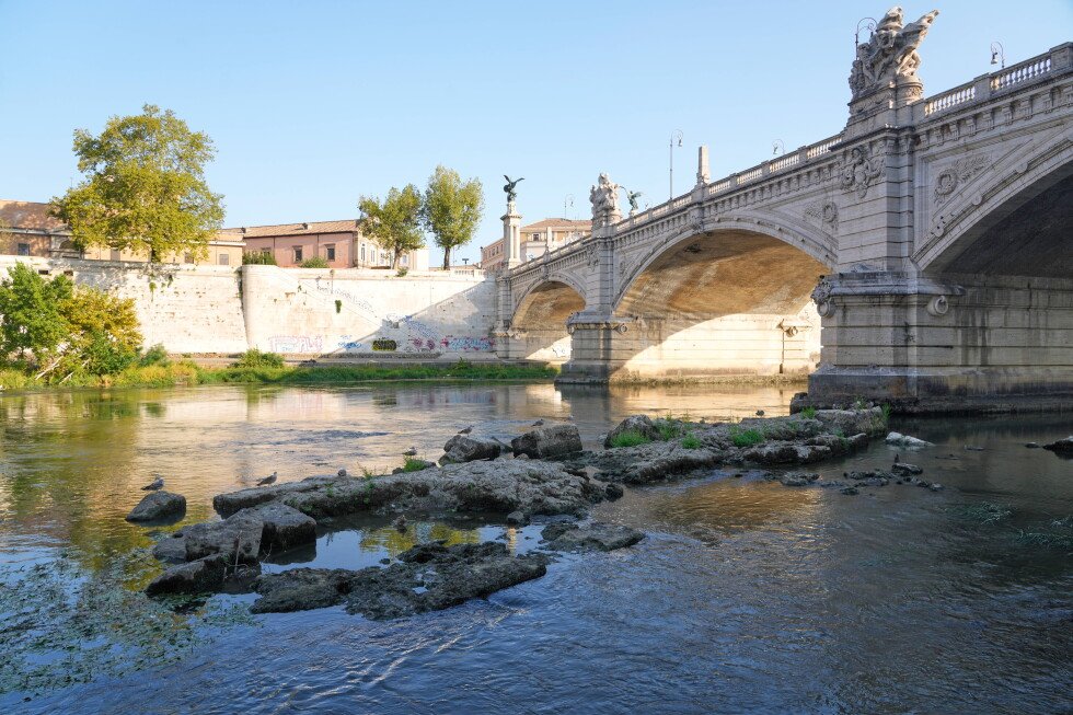 low-water-reveals-ancient-bridge-in-rome’s-tiber-river