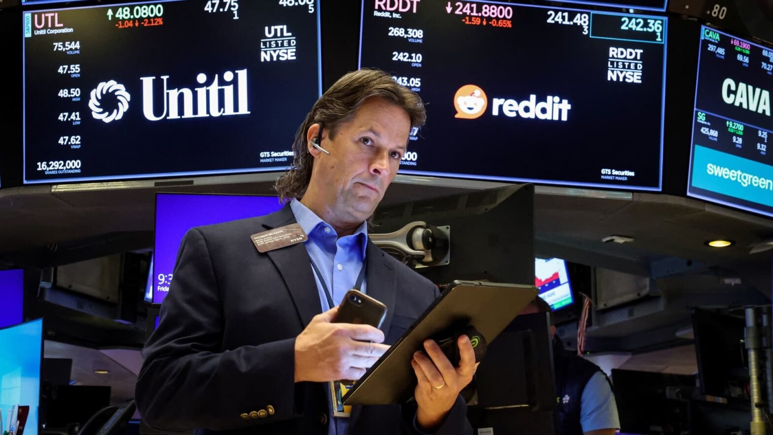 stocks-making-the-biggest-moves-premarket:-reddit,-applied-materials,-sandisk,-wayfair-&-more