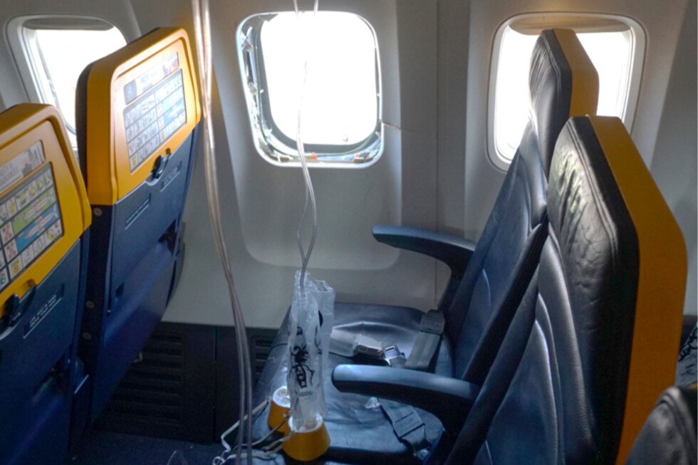 ntsb-says-broken-engine-part-shattered-the-ryanair-flight-window-that-a-man’s-head-got-sucked-into