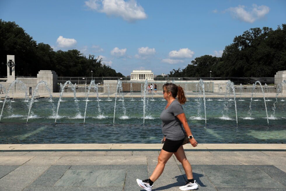 world-war-ii-memorial-in-dc-vandalized-with-bubbles,-graffiti