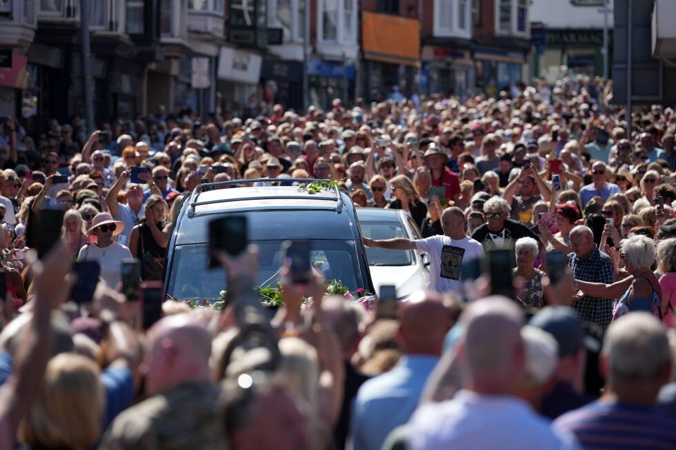 fans-line-streets-as-bonnie-tyler’s-coffin-returns-home-to-wales