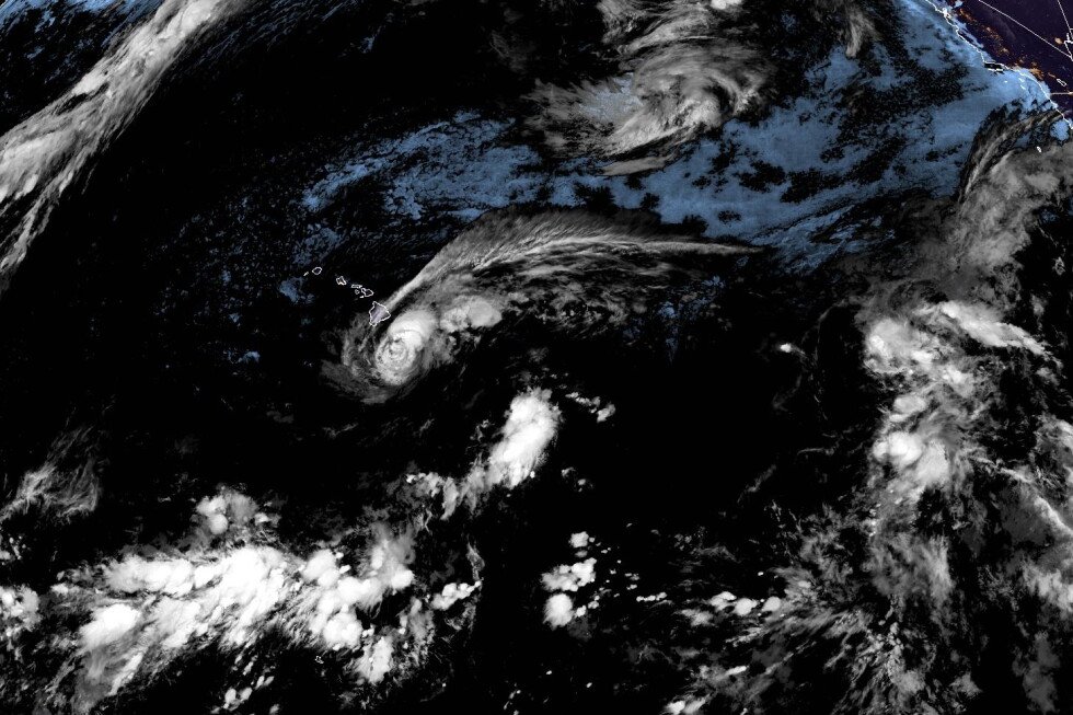 hawaii’s-big-island-getting-whipped-and-soaked-by-tropical-storm-lala
