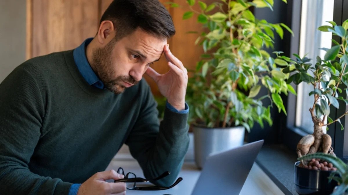 feeling-anxious-about-the-stock-market?-most-canadians-are,-and-it-could-be-costing-them-money-without-them-realizing-it