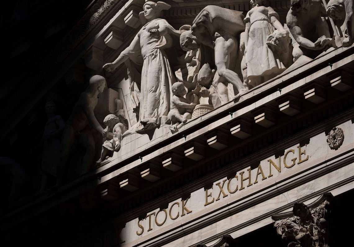 wall-street-hangs-near-its-records