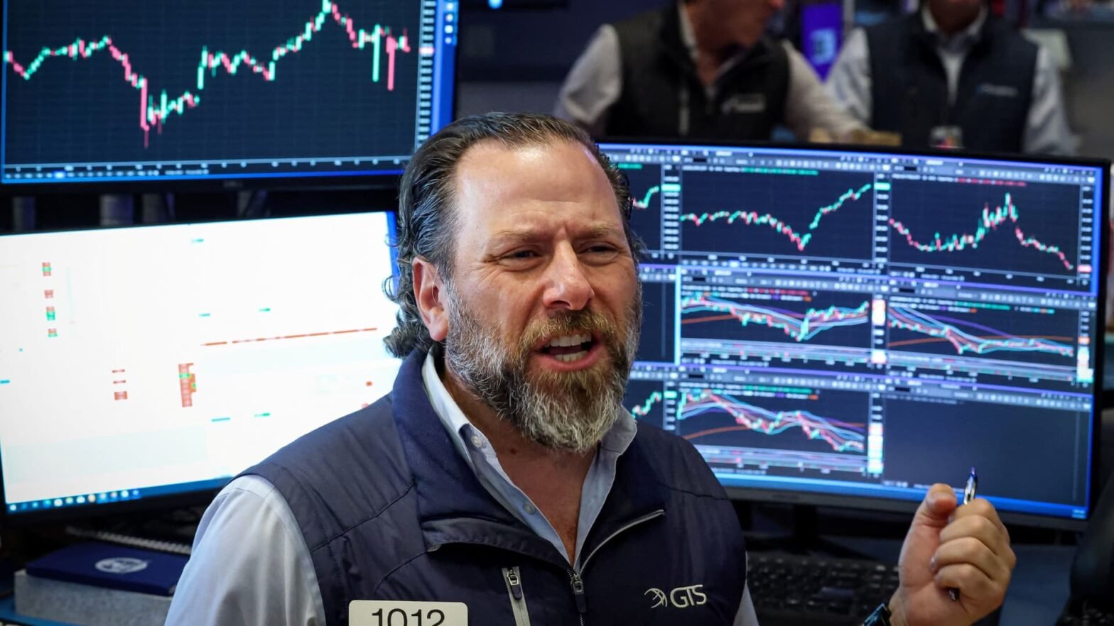 stock-futures-are-little-changed-after-wall-street-starts-the-week-with-losses,-hurt-by-higher-oil-prices-and-rising-yields:-live-updates