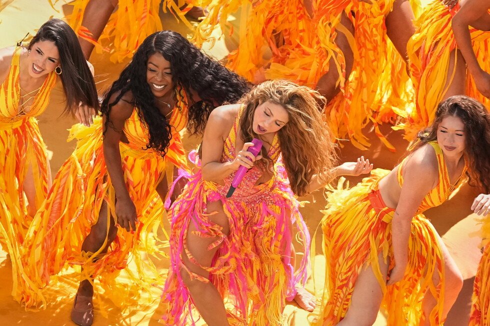 shakira-pledges-to-help-rebuild-on-surprise-visit-to-earthquake-damaged-schools