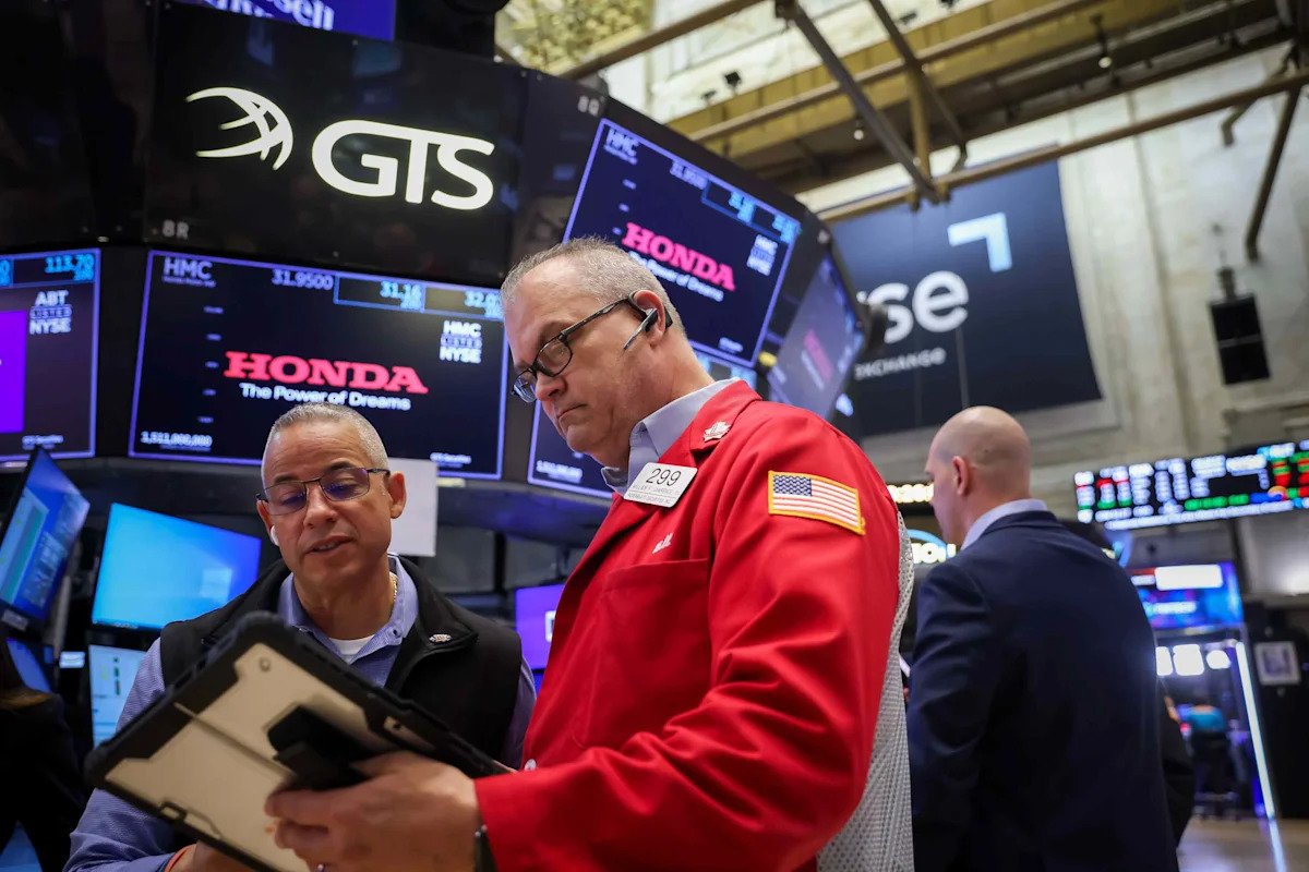 stock-market-today:-futures-little-changed-after-major-indexes-snap-3-day-skids;-oil-prices,-treasury-yields,-bitcoin-rise;-walmart-stock-drops
