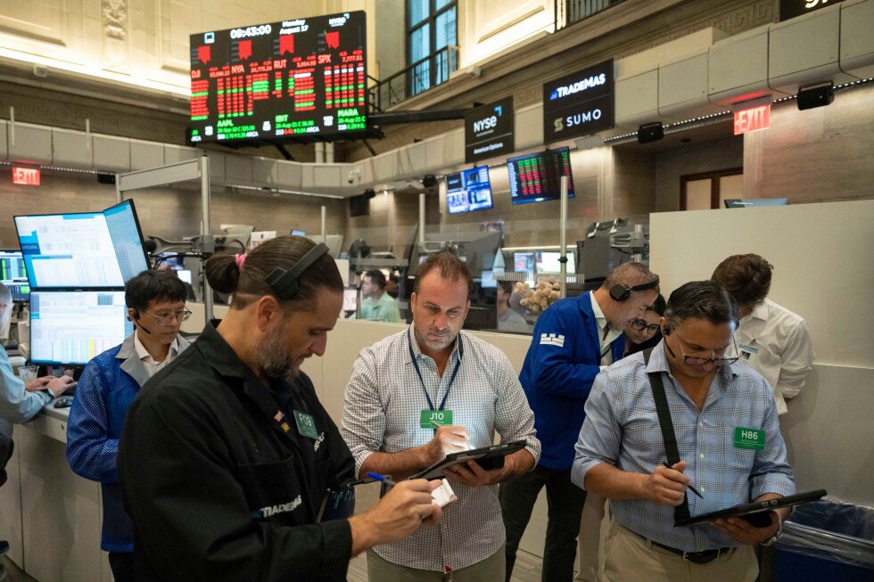 asian-shares-gain-after-us-treasury-expands-debt-buybacks
