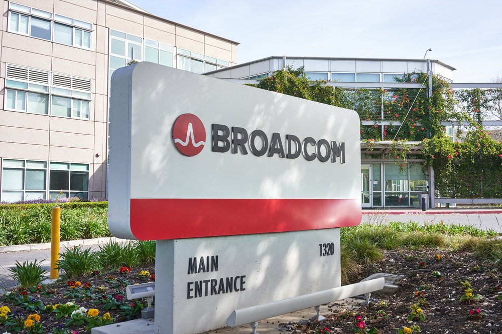 broadcom-strikes-back:-8-key-items-shaping-the-stock-market-friday