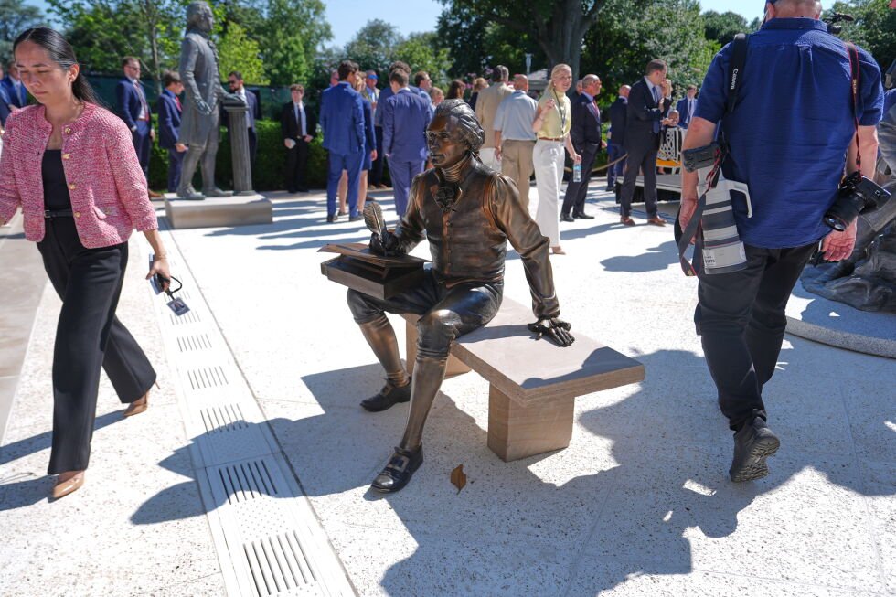 trump-transforms-the-white-house-rose-garden-with-historical-statues