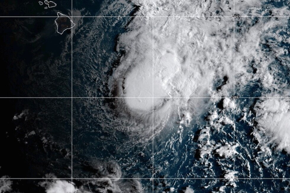 hawaii’s-hurricane-swept-big-island-braces-for-tropical-storm-moke