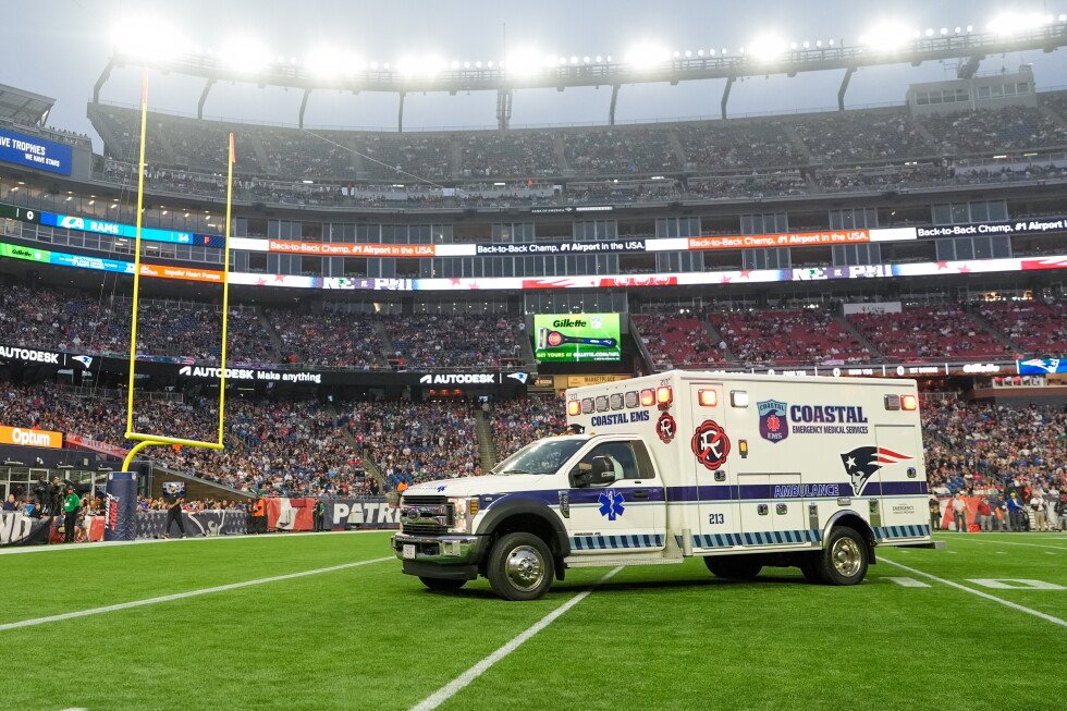eagles’-ja’quinden-jackson-taken-off-in-ambulance-after-injury-vs.-patriots