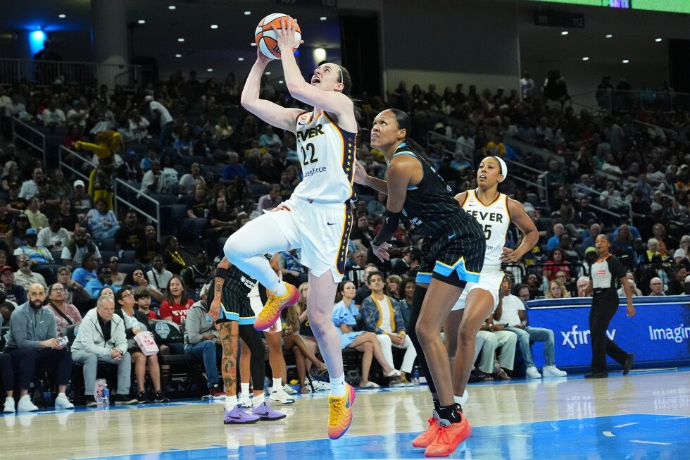 clark-scores-37-points-as-the-fever-beat-the-sky-113-90