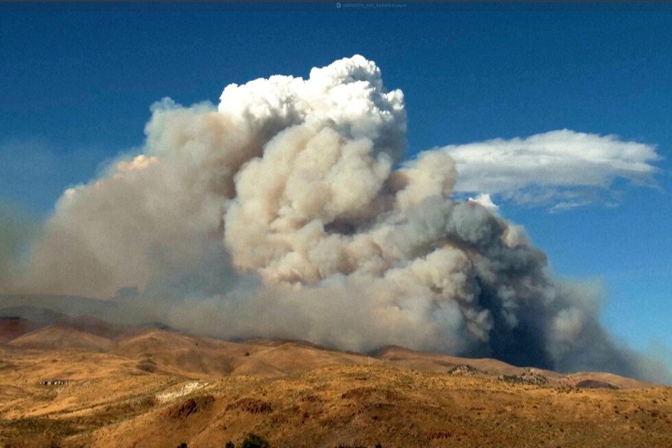 wildfire-near-reno,-nevada,-forces-thousands-to-evacuate