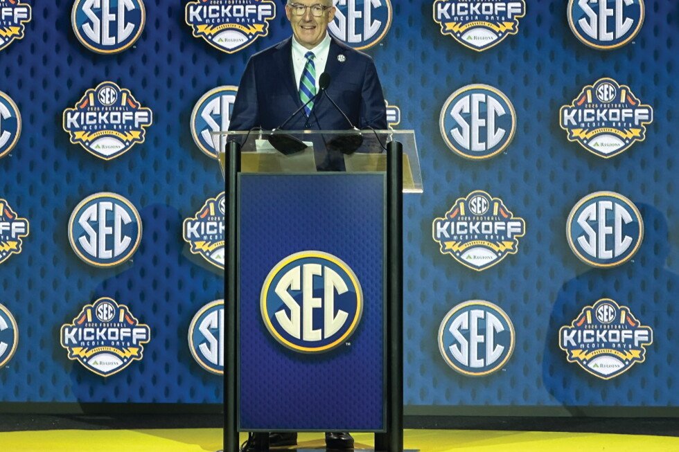 big-ten-plans-to-address-eligibility-with-te-waived-by-browns-intending-to-join-lsu,-ap-source-says