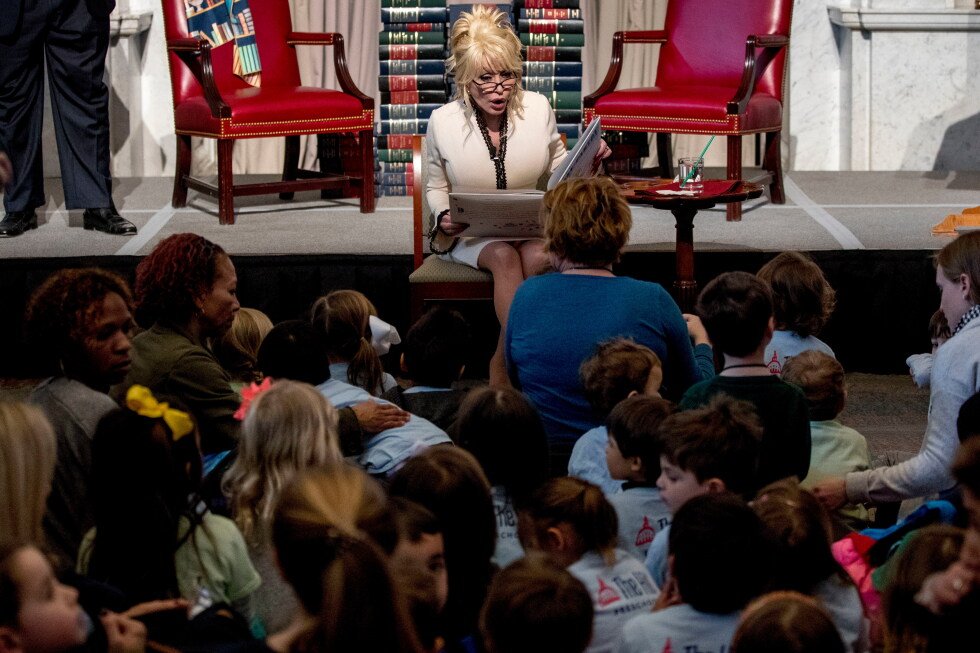 a-look-back-at-dolly-parton’s-philanthropy,-from-the-imagination-library-to-disaster-relief