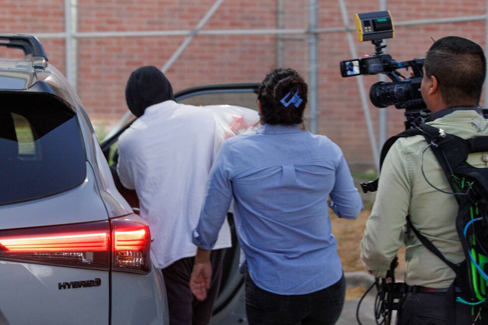 ice-officer-charged-in-minneapolis-shooting-is-released-from-texas-jail