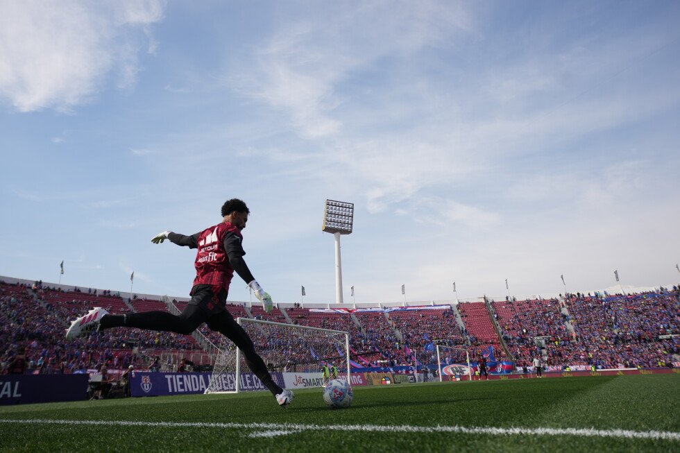 world-cup-personality-cape-verde’s-vozinha-finally-plays-for-colo-colo-after-delays