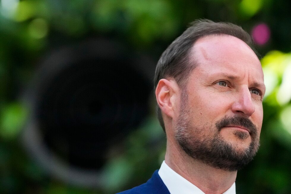 king-haakon-viii-ascends-to-norway’s-throne-after-his-father’s-death