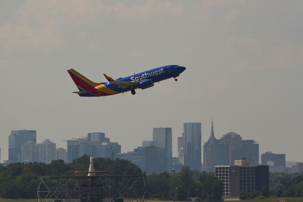 nashville’s-airport-would-be-renamed-for-dolly-parton-under-tennessee-governor’s-proposal