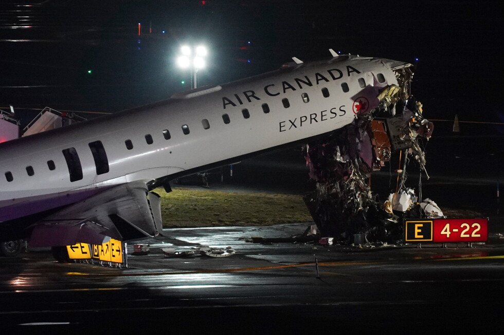 2-nyc-air-traffic-controllers-left-work-early-before-crash,-ap-source-says