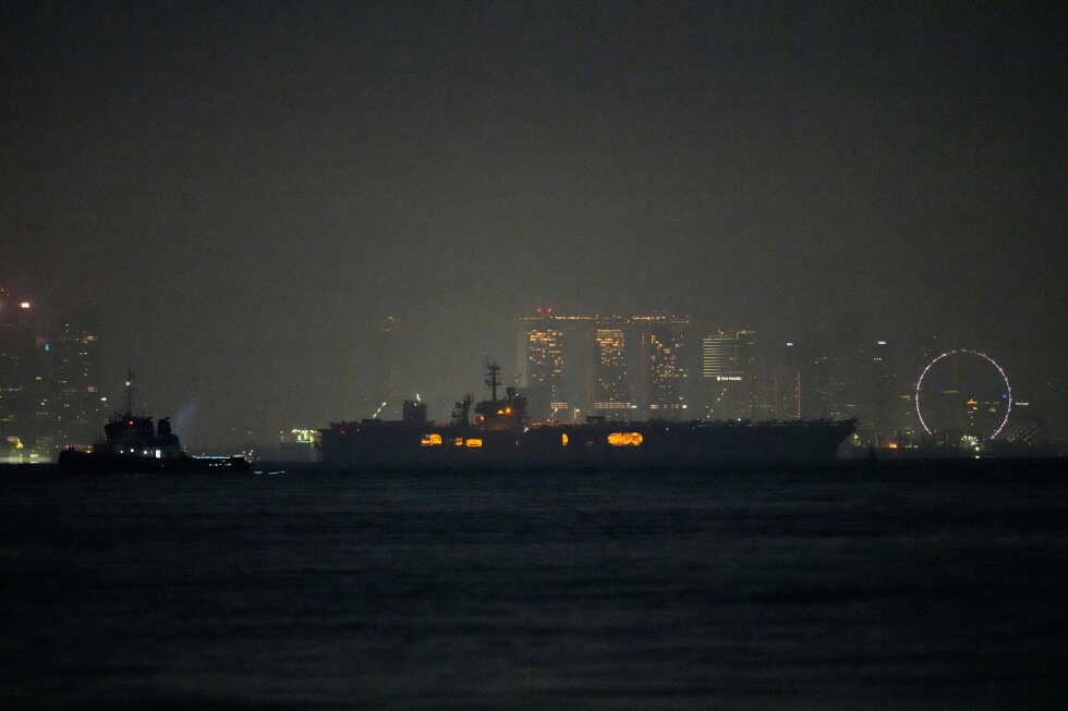 uss-abraham-lincoln-sails-past-singapore-on-its-way-home-from-middle-east