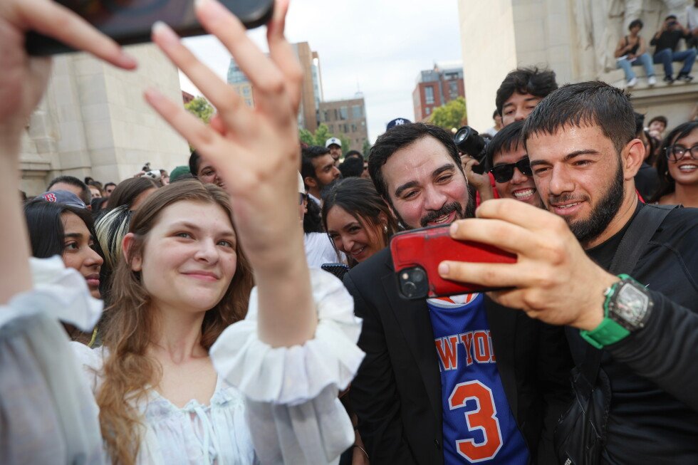 new-york-city-mayor-mamdani-look-alike-contest-draws-crowd