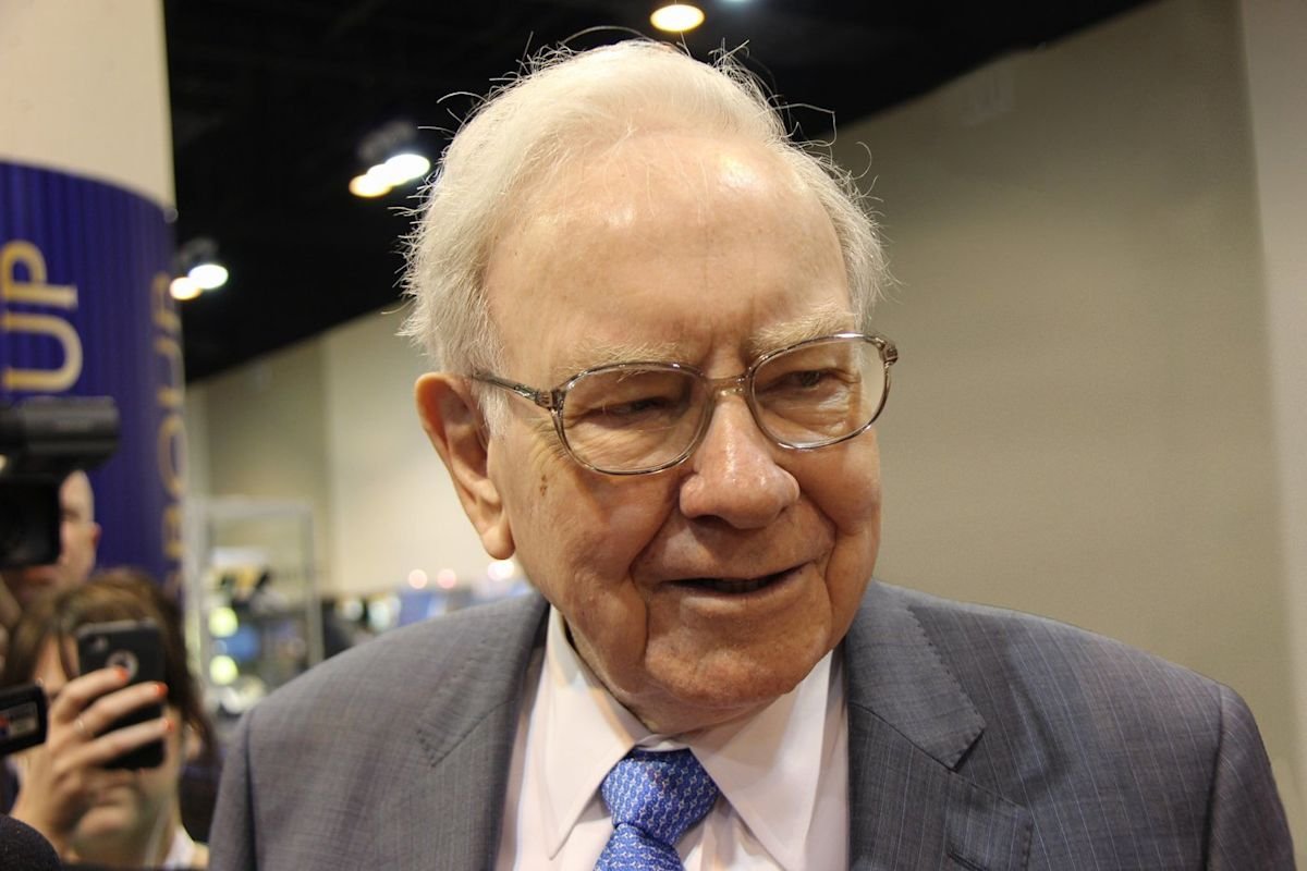 as-the-stock-market-sounds-an-alarm,-warren-buffett-just-offered-a-blunt-warning-for-investors