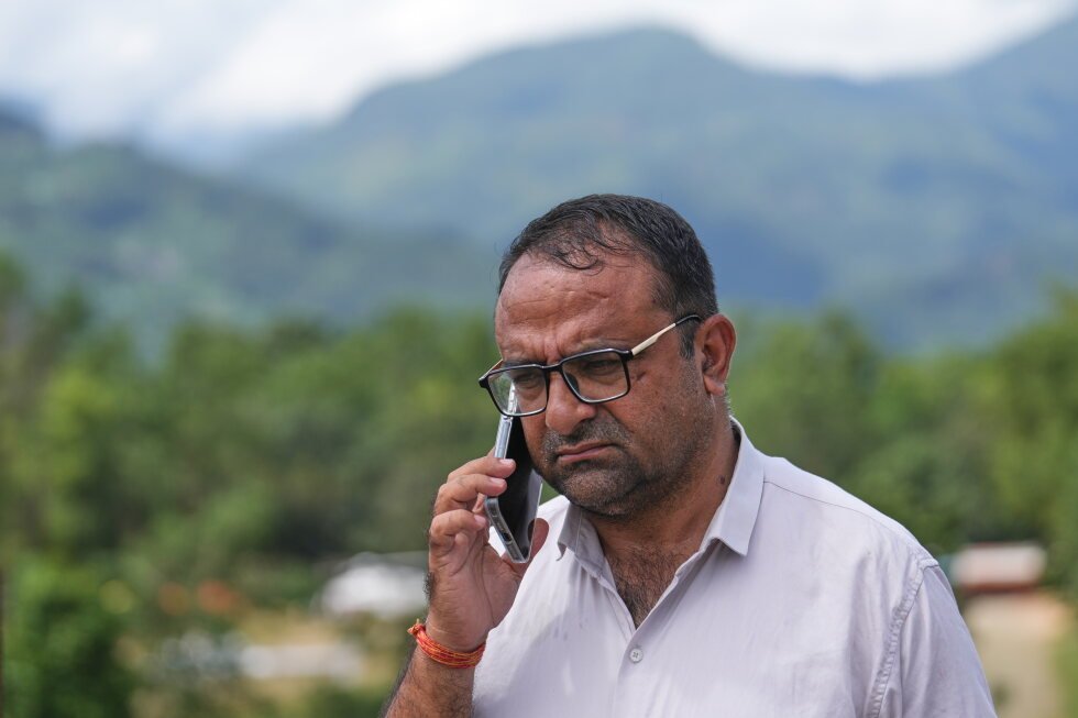 a-school-principal-led-900-students-to-safety-during-nepal’s-devastating-floods