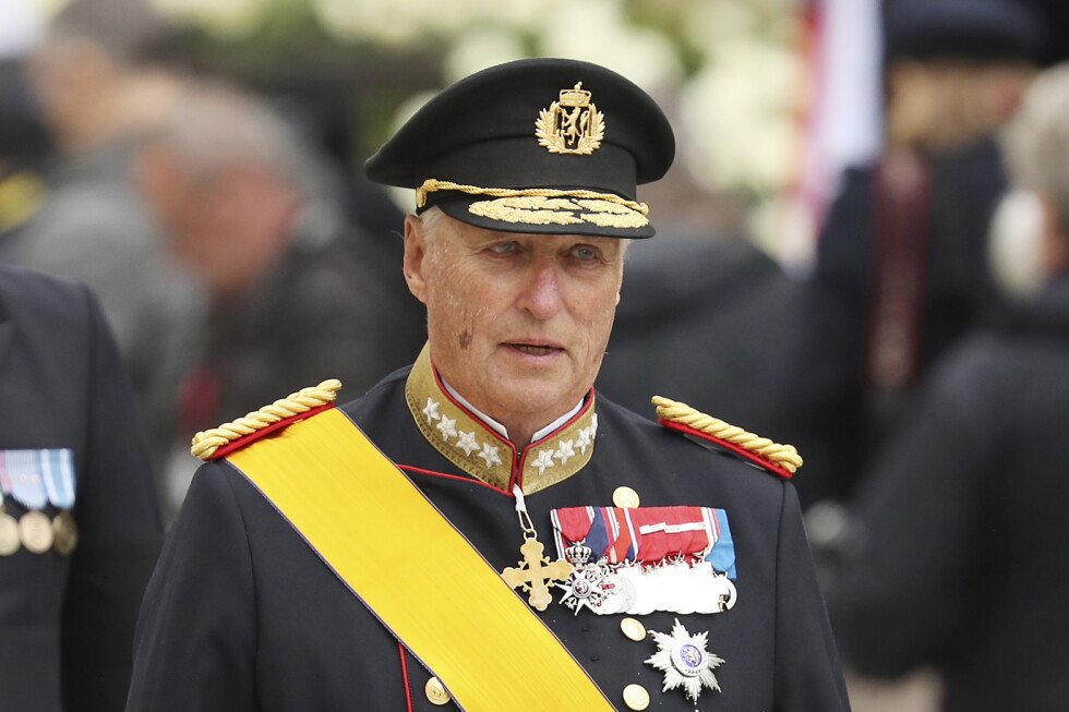 king-harald-v’s-coffin-at-royal-chapel-as-queen-mette-marit-joins-procession