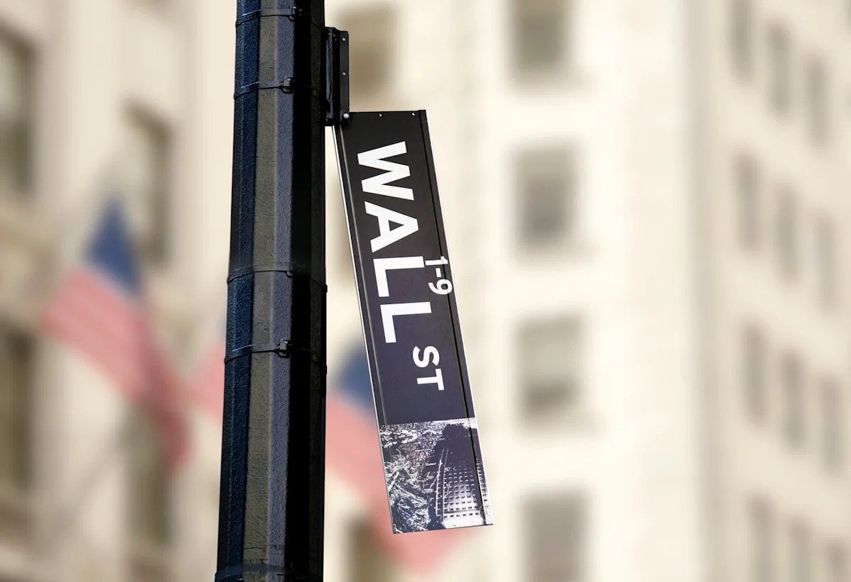 if-a-stock-market-crash-is-coming,-these-2-growth-stocks-might-be-worth-selling