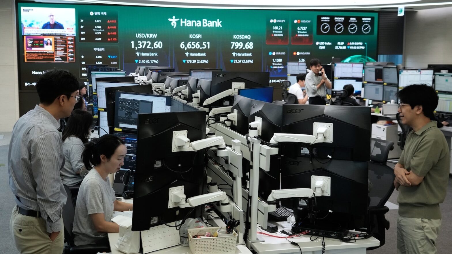 asian-shares-decline,-stocks-slip-on-wall-st,-while-global-bond-sell-off-intensifies