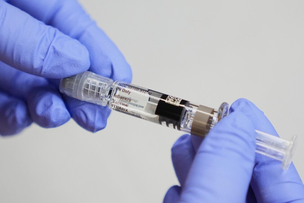 medical-groups-offer-sick-season-vaccine-advice-to-fight-flu-and-covid-this-fall