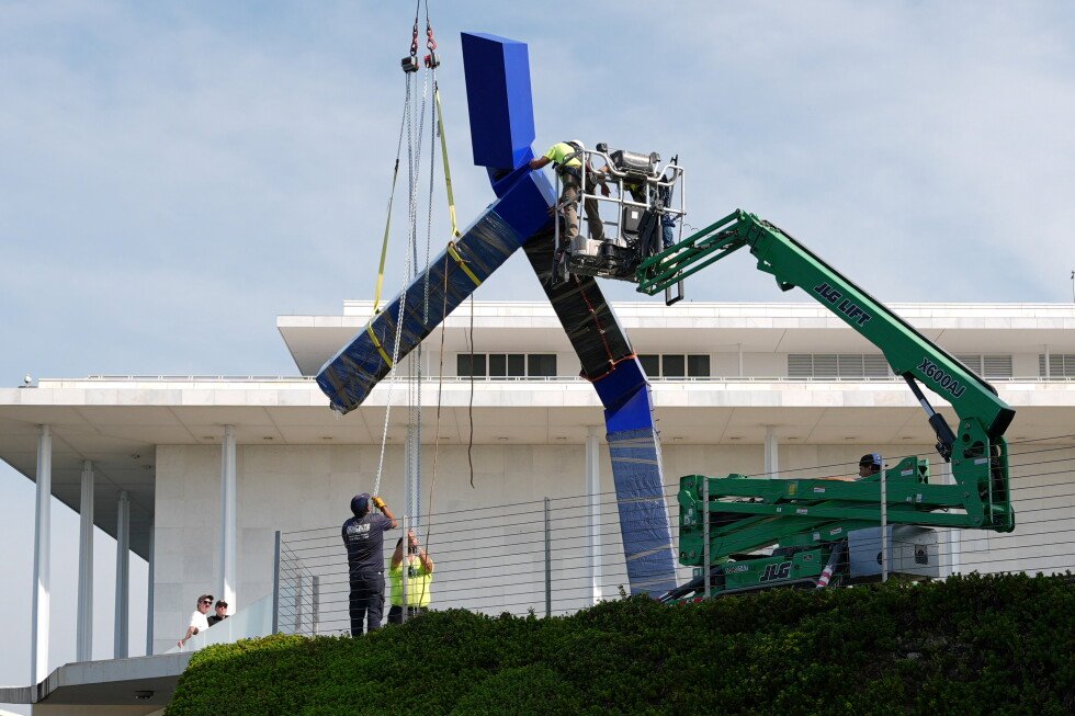 kennedy-center-removes-‘blue’-sculpture-from-its-grounds
