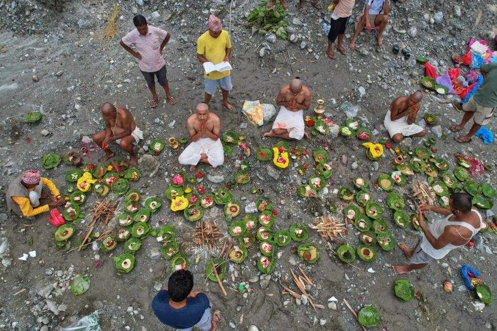 some-missing-tourists-make-contact-as-nepal-flood-death-toll-tops-1,100