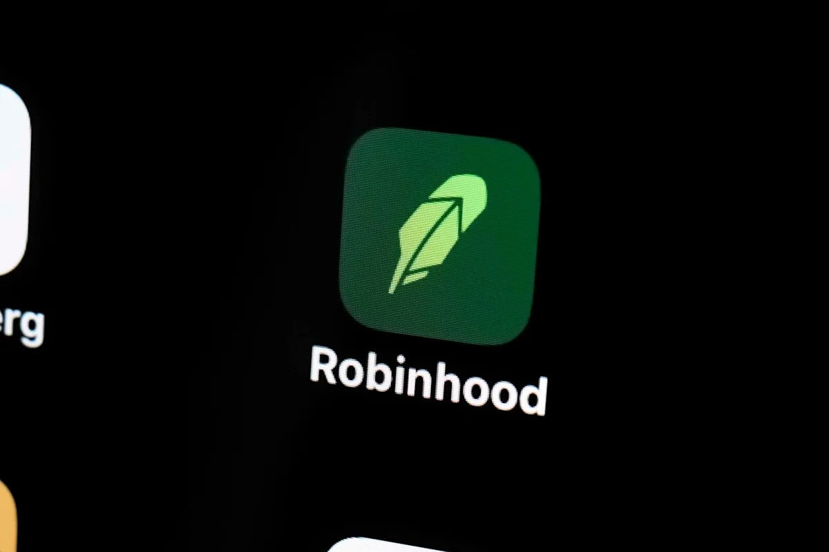 robinhood-rallies-11%-on-price-target-hikes,-webull-climbs-7%,-interactive-brokers-gains-4%