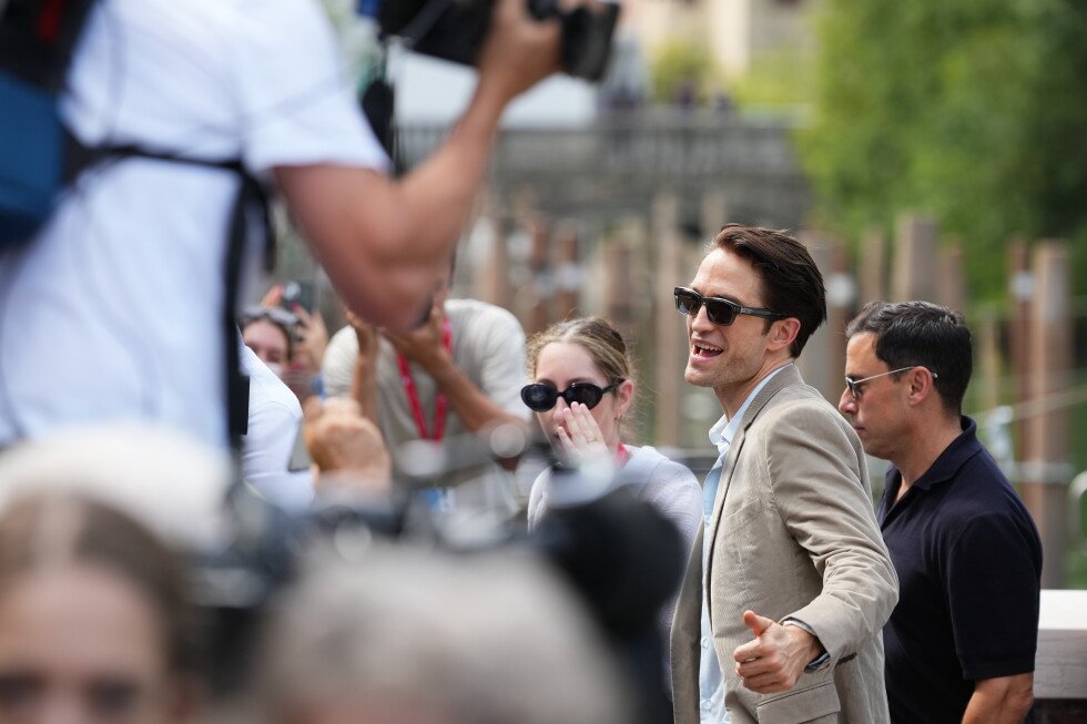 venice-film-festival:-robert-pattinson-and-oasis-arrive-for-world-premieres