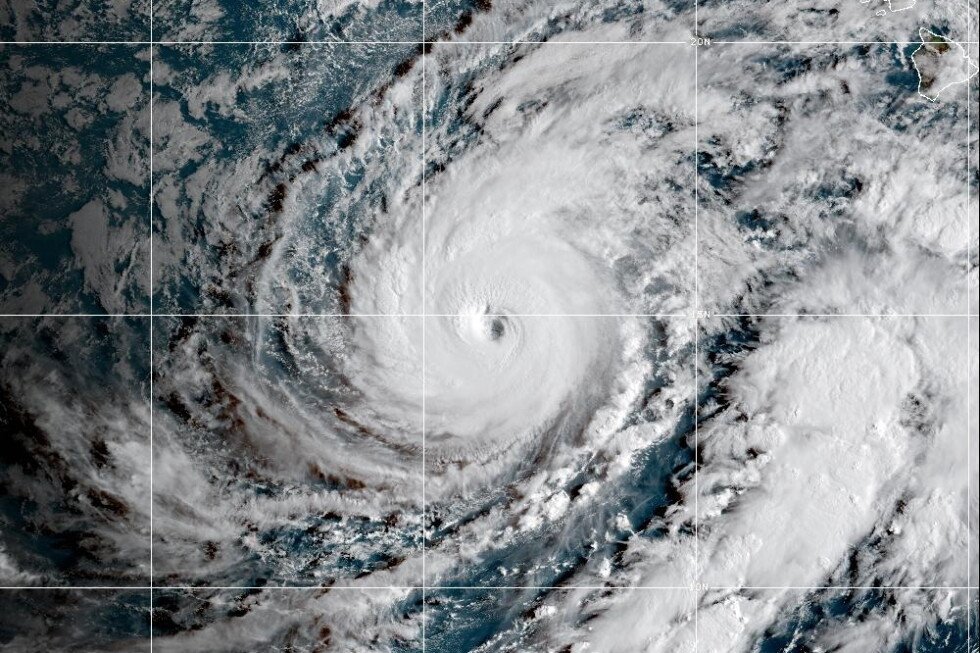 hurricane-lowell-prompts-tropical-storm-warning-for-kauai-and-niihau