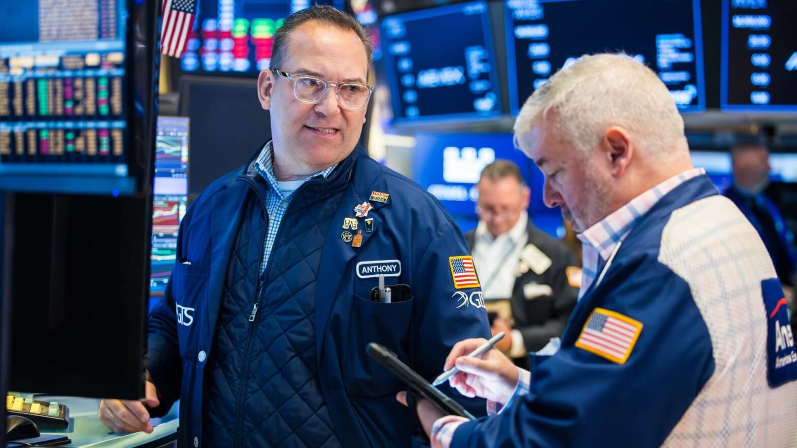dow-futures-fall-300-points-to-start-shortened-week-as-oil-prices-climb:-live-updates