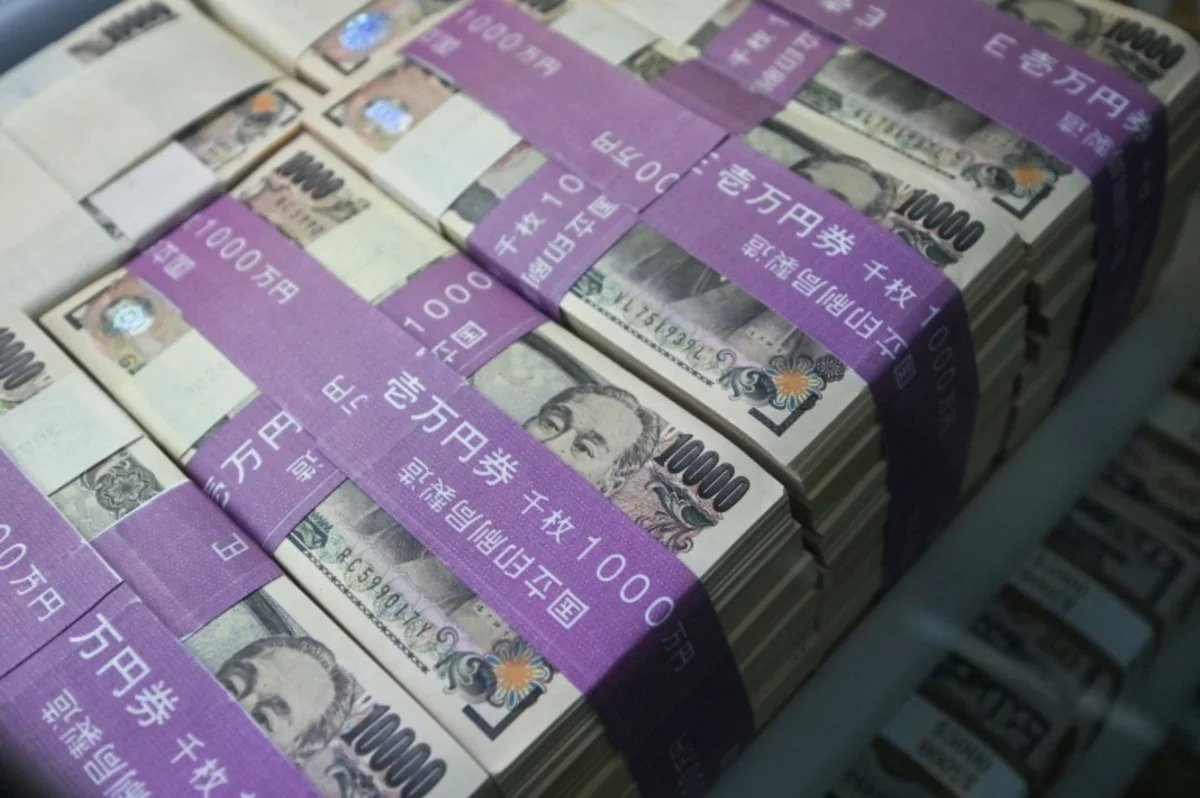 yen-extends-gains-as-traders-eye-rate-hike,-tech-rallies-again