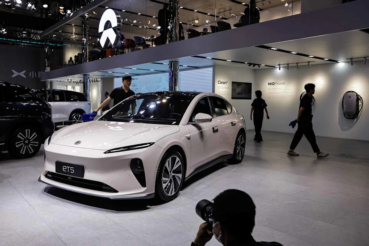 nio-just-dropped-25%-in-a-month.-is-it-time-to-sell?
