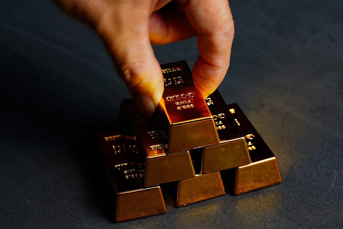 bridgewater-founder-dalio-urges-investors-to-dump-bonds-for-gold-allocation