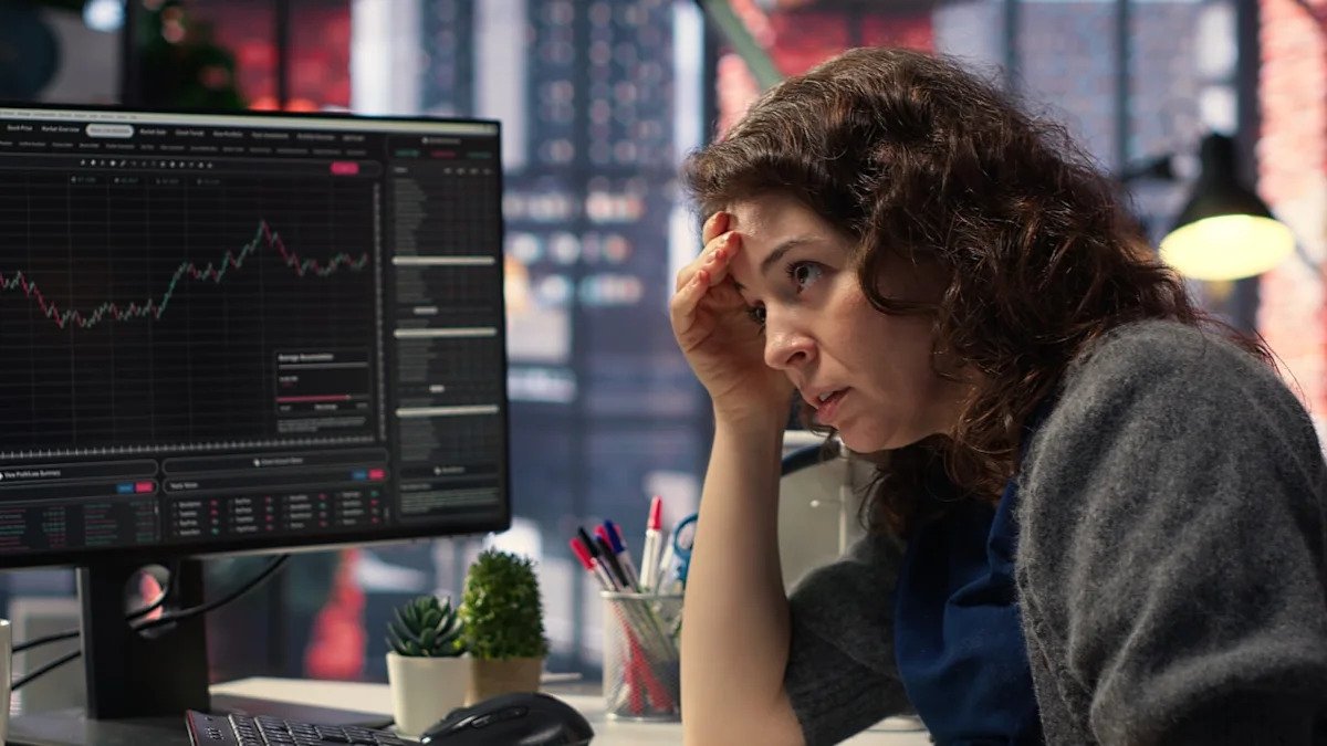 ray-dalio-and-bloomberg-analysts-reveal-where-to-put-$10,000-as-stocks-hit-highs-and-bonds-sell-off-in-2026