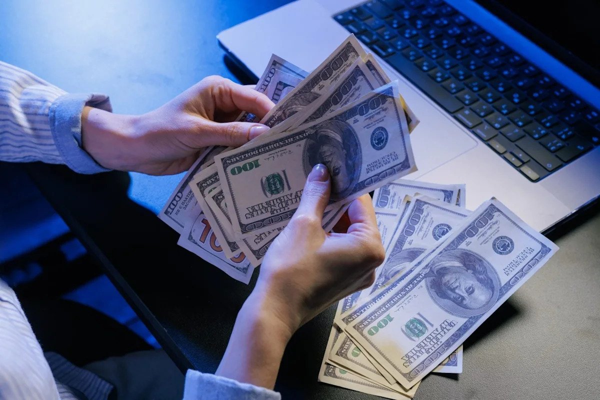 want-$4,500-in-passive-income?-invest-$100,000-into-this-insurance-giant’s-18-year-dividend-growth-streak