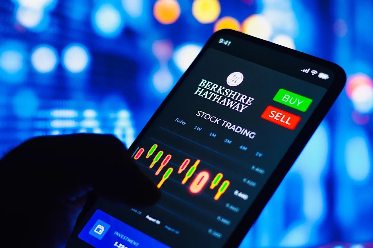 berkshire-hathaway-stock-is-trailing-the-s&p-500-by-about-10-points-this-year-history-says-that-usually-doesn’t-last.
