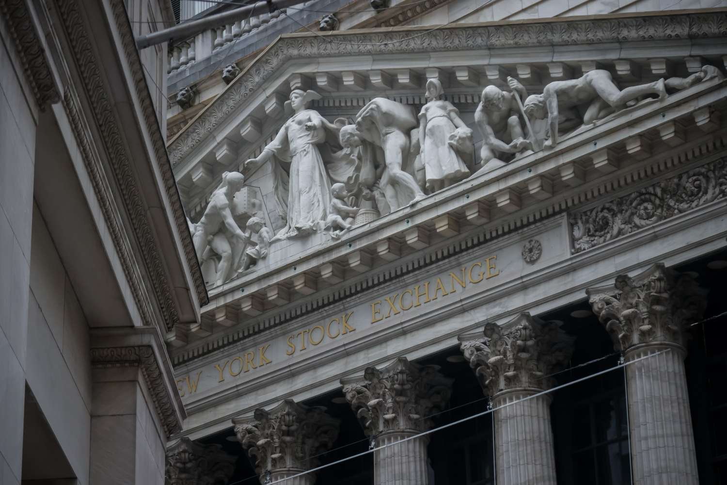 stock-market-today:-nasdaq-futures-plunge;-chip-stocks-sell-off-as-ai-leaders-call-for-slowdown;-oil-surges-further