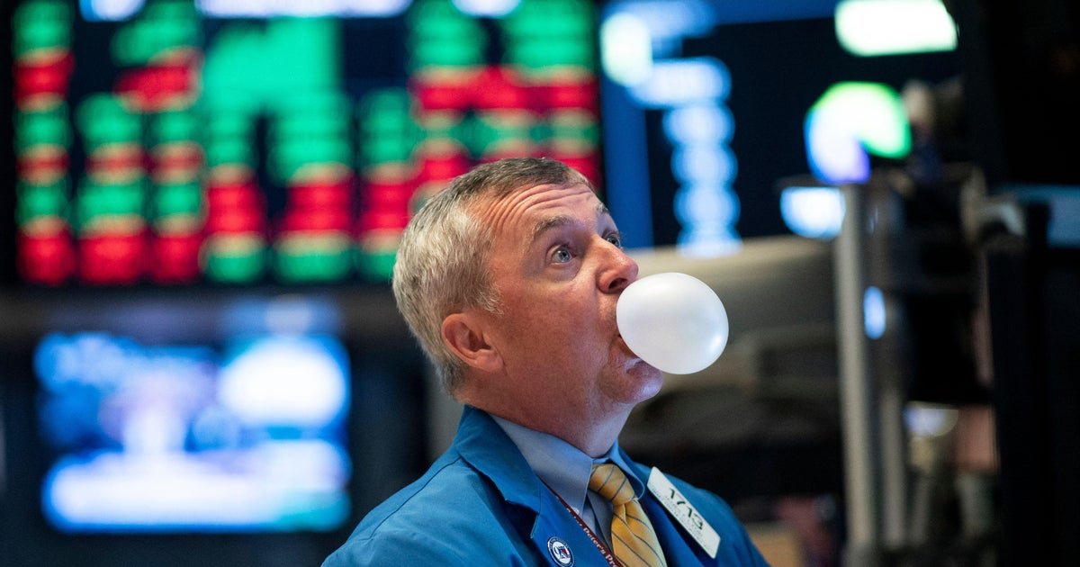 the-ai-bubble-is-leaking-air,-some-economists-say.-should-investors-worry?